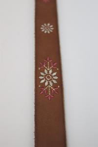 женский кожаный ремень с вышивкой