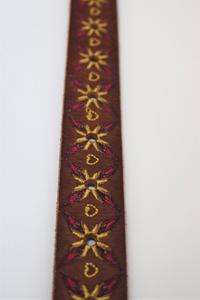 вышитый в цветочек ремень