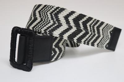 Плетеный ремень из полипропилена с черными и белыми линиями