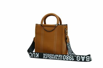 элегантная сумка через плечо из искусственной кожи