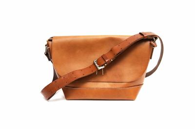 коричневая кожаная сумка через плечо